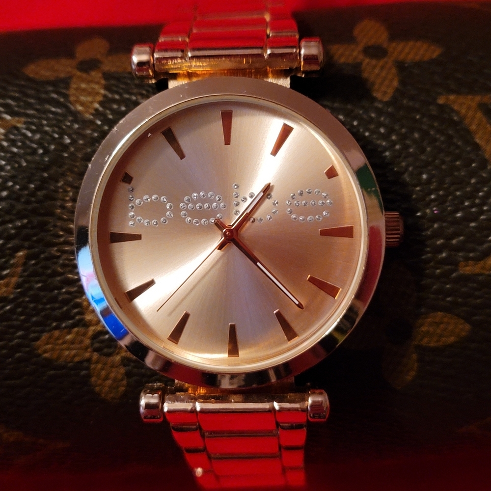 Elegant Gold Watch with Crystal‎ Accents